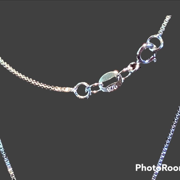 Triple freshwater white pearl necklace NWOT - Picture 3 of 3